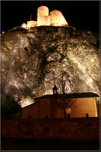 chateau de la bâtia vue d`en bas
